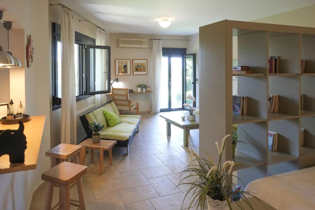Apartment With Garden In Thessaloniki. ภายนอก รูปภาพ